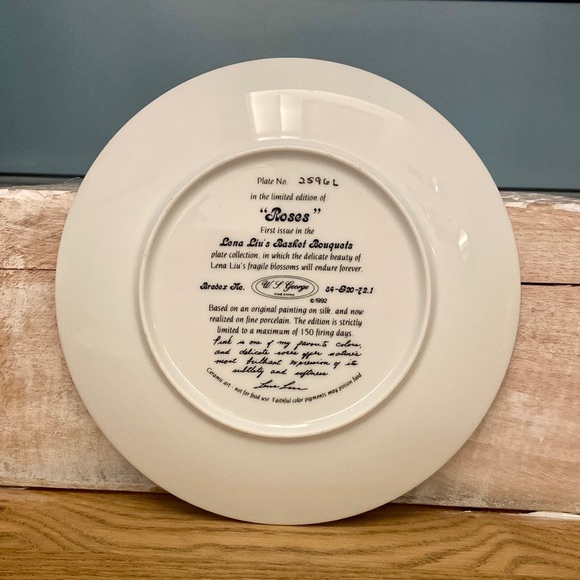 Vintage SIGNED Lena Liu's Basket Bouquets “Roses" Plate - Picture 2 of 3